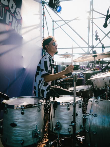 Caraïbos Lacanau Pro 2026 : Lemon Punch en concert sur le front de mer 9 Le batteur de Lemon Punch au Caraïbos Lacanau Pro 2026