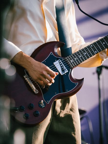 Caraïbos Lacanau Pro 2026 : Lemon Punch en concert sur le front de mer 8 Gros plan sur la guitare de Lemon Punch au Caraïbos Lacanau Pro 2026