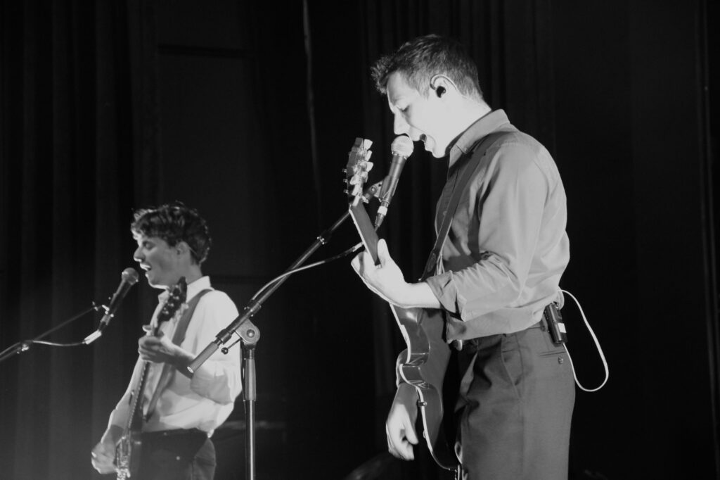 Les deux guitaristes chanteurs de Lemon Punch en concert aux Pavillons-sous-Bois
