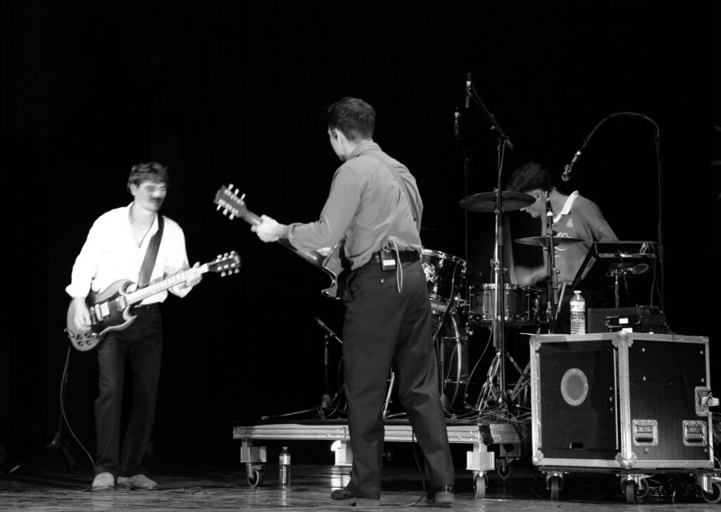 Guitares et batterie de Lemon Punch sur la scène de l’Espace des Arts