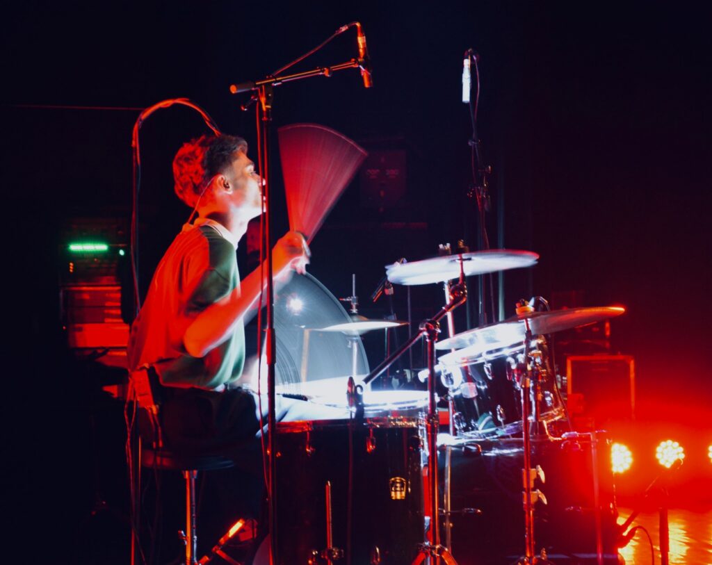 Le batteur de Lemon Punch sous les projecteurs rouges de l’Espace des Arts