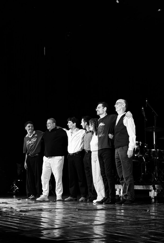 Salut final des artistes de la soirée « 3 groupes, 3 univers » à l’Espace des Arts